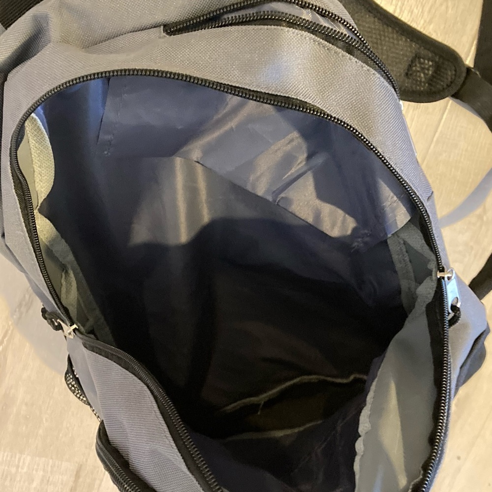 Grey simple backpack - Picture 2 of 2